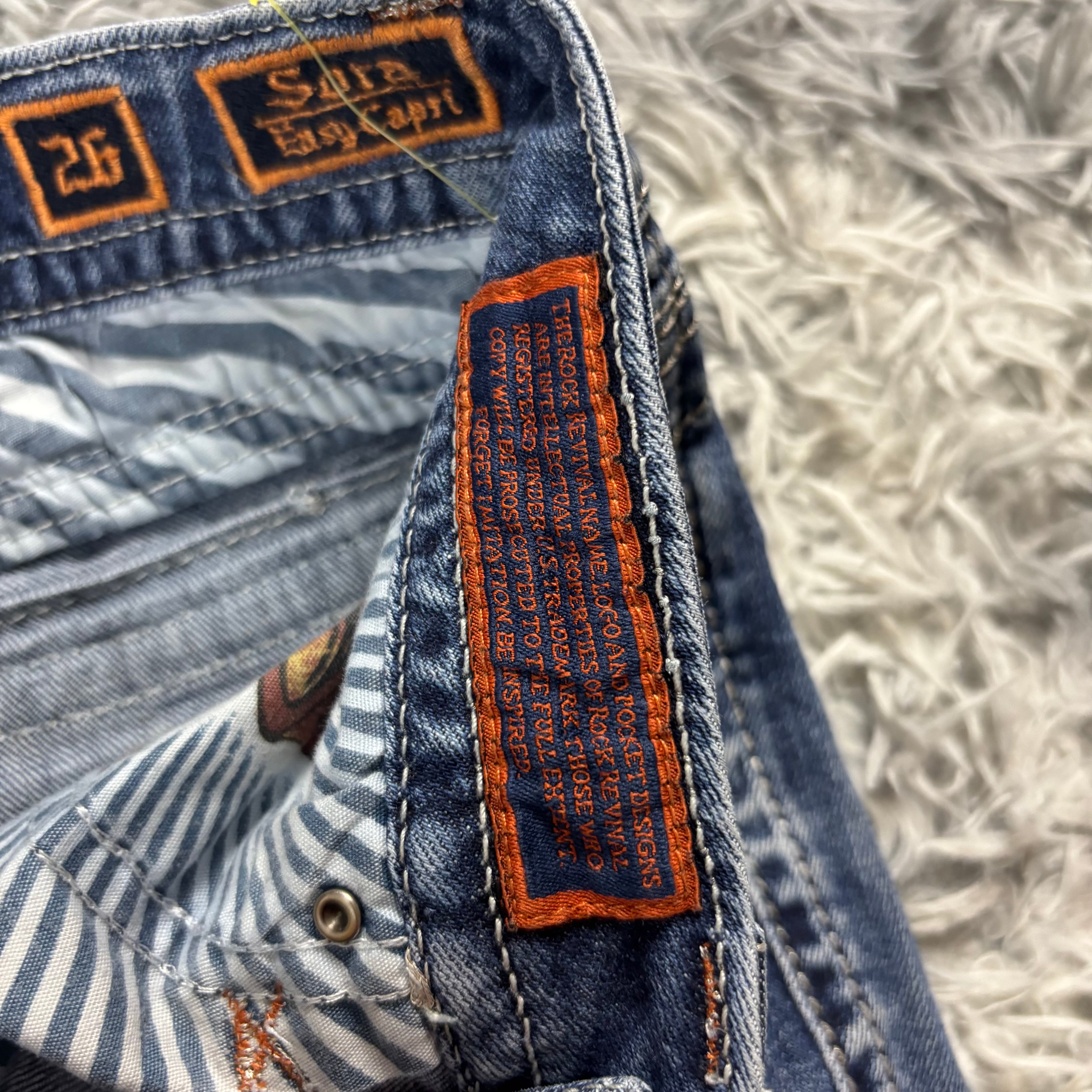 Rock Revival Shorts / Hotpants für Frauen mit Backprint 00s 90s vintage baddie (S-M) S29