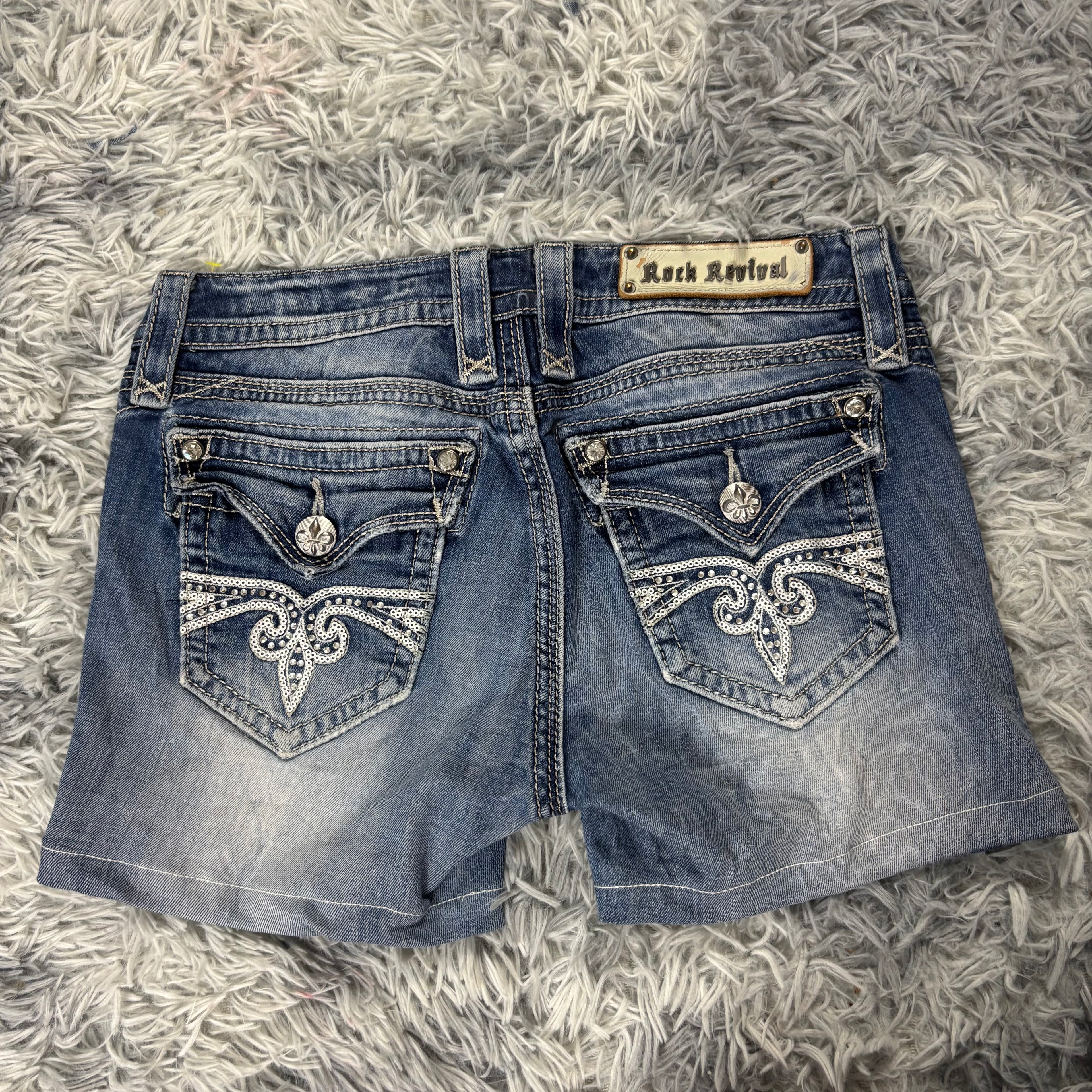 Rock Revival Shorts / Hotpants für Frauen mit Backprint 00s 90s vintage baddie (S-M) S29